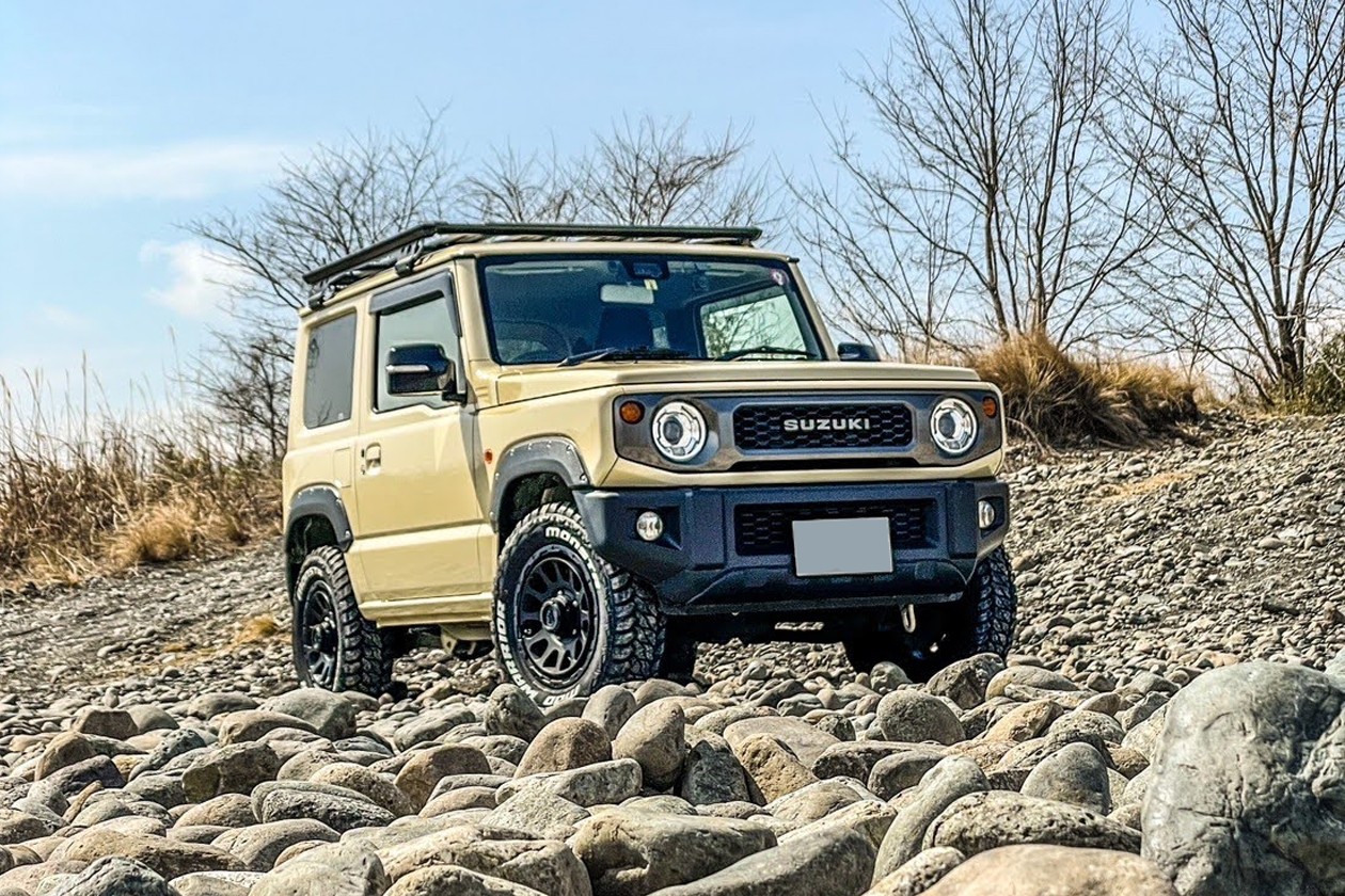 河原を走るjimnyの画像