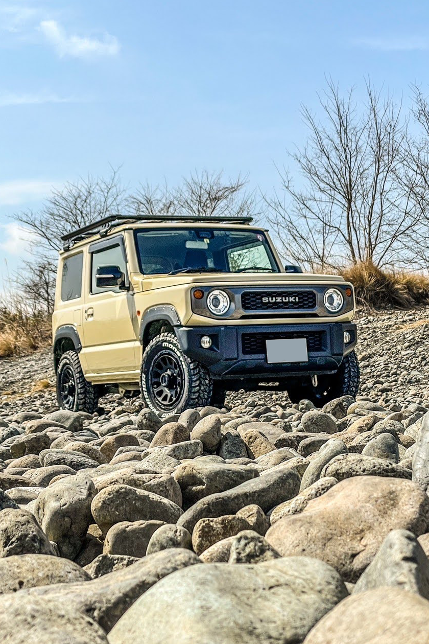 河原を走るjimnyの画像